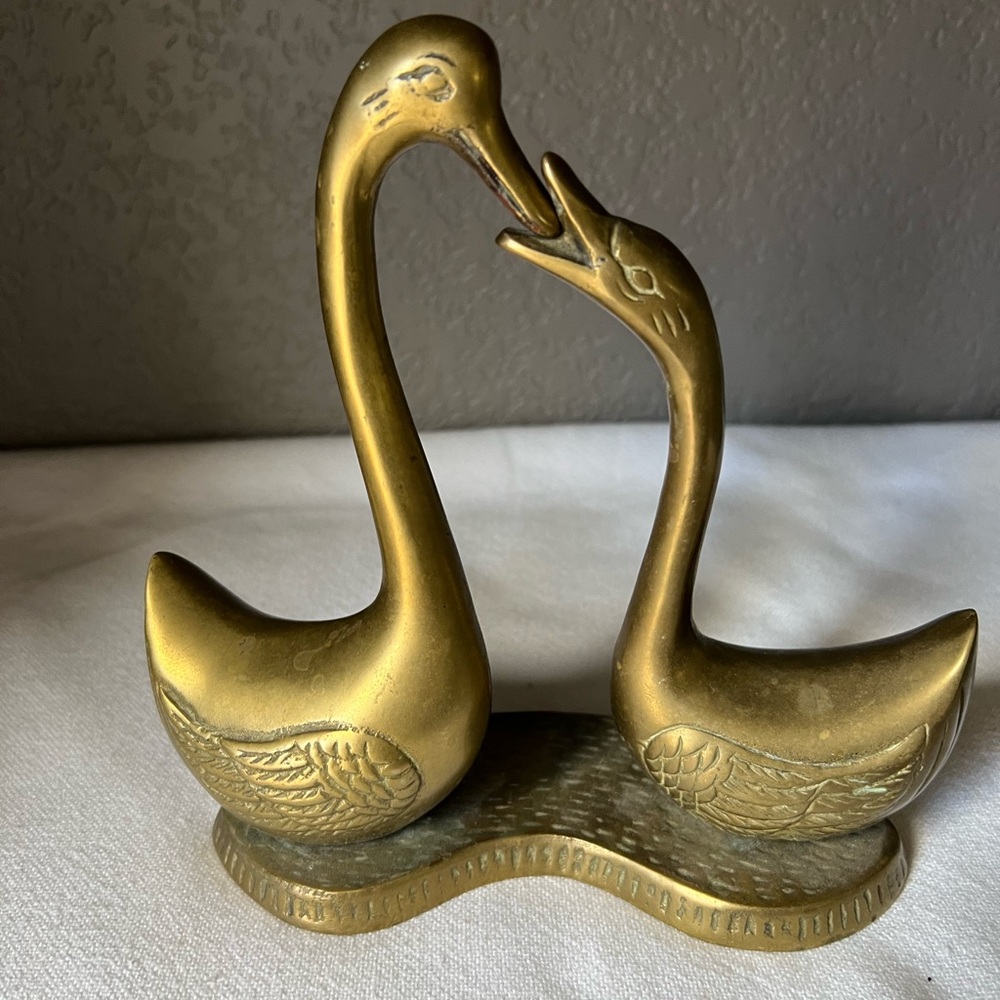 vintage brass kissing swan figurine vintage brass kissing swan figurine - Picture 10 of 10